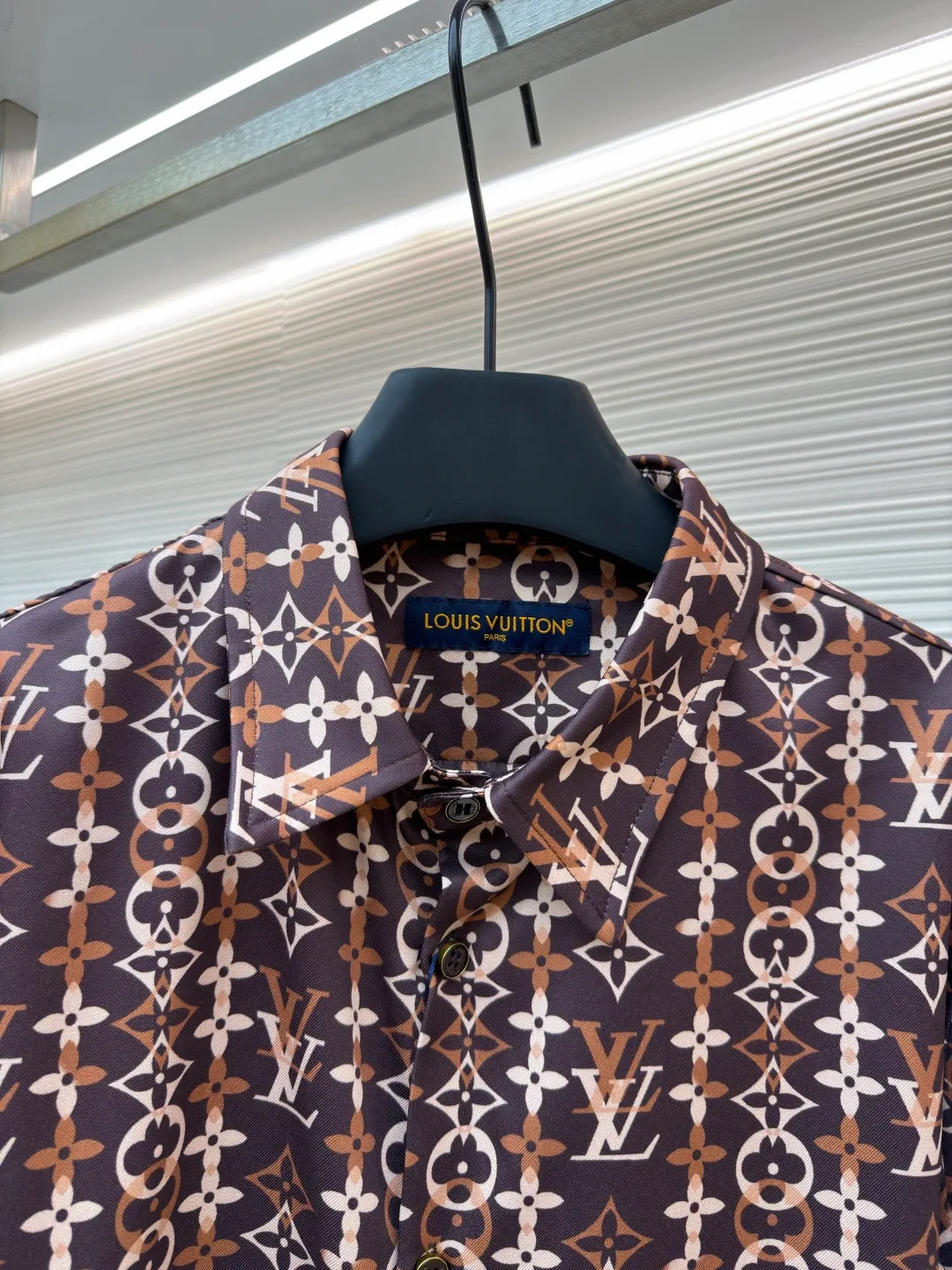 LOUIS VUITTON Overlap pattern printed long-sleeved mulberry silk shirt ●Original version: purchased and developed for 17000 ●Item number: 1682309-A60 ●Fabric: cotton fabric ●Technology: printing production ●Color: pattern ●Version: fitted version ●Weight: about 360 grams ●Size: S-M-L-XL ●Description: This Louis Vuitton all-over printed presbyopic shirt is made of high-count silk blended fabric. It is custom-woven and dyed to ensure the gloss and drape of the fabric while achieving precise coloring of the presbyopic pattern, with a color fastness of level five or above. The pattern printing uses digital direct printing combined with screen overprinting technology to accurately splice classic Monogram elements and geometric plaids. The alignment error of each LV logo and pattern is controlled within 0.5mm. The shirt pieces are laser cut and shaped, with no burrs on the edges and precise dimensions; the placket is made with hand-stitching technology, and the buttons are custom-made metal presbyopia buttons that fit perfectly with the fabric pattern. The double-needle hemming process on the shoulders and side seams improves wearability, and the collar has built-in elastic strips to prevent deformation after long-term wear. The overall stitch length is controlled at 8 stitches per centimeter, and the stitching is even and smooth, perfectly presenting the brand's high-end clothing technology standards. The overall wiring is straight and delicate, the fabric is comfortable and soft, and the color is consistent without color difference. It can be matched with the same style to create a fashionable look and control various occasions. Customized accessories, complete with three standards, same style for men and women!